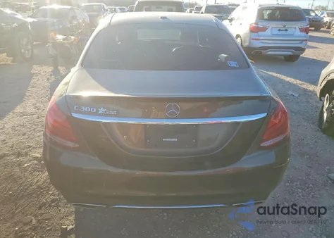 2018 Mercedes-Benz C 300 z USA, uszkodzony, nr VIN 55SWF4JB6JU247587